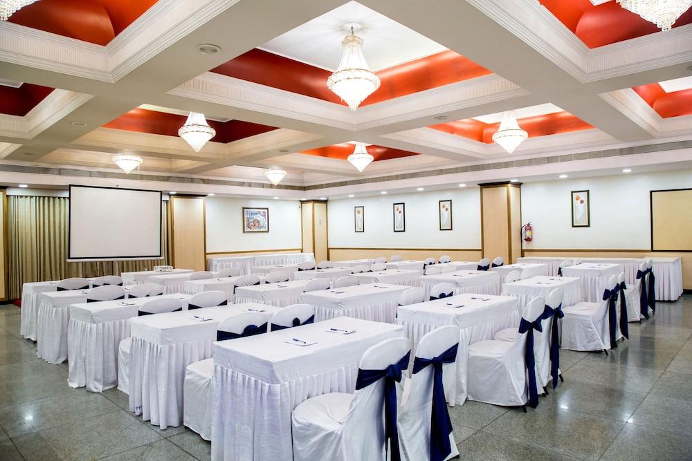 Hotel Tip Top Plaza Thane Buitenkant foto