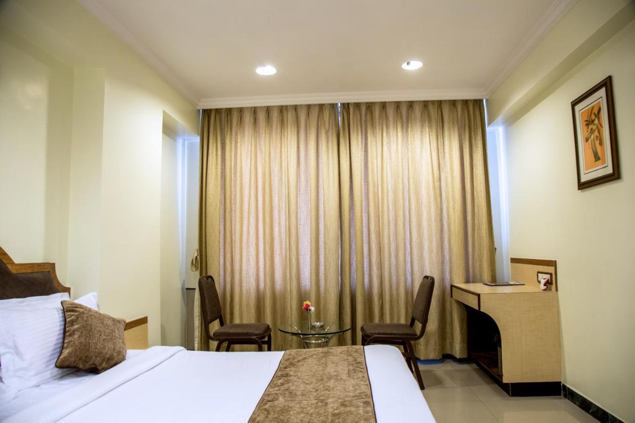 Hotel Tip Top Plaza Thane Buitenkant foto